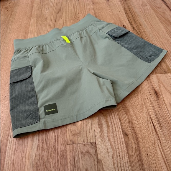 lululemon athletica Pants - Lululemon Multi-Pocket Cargo High-Rise Hiking Short 5" Laurel Green 12
